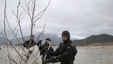 Urfa'da 4'ü çocuk 5 kişi dereye kapıldı