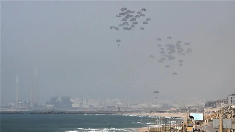 Hamas: Gazze’de uçaklardan atılan yardım paketleri yüzünden 18 Filistinli hayatını kaybetti