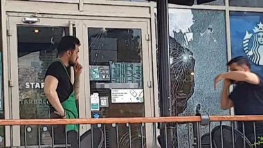 Starbucks şubesine taşlı saldırı