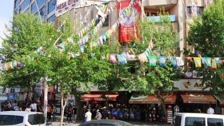 Batman’daki DEM Parti binasına polis baskını