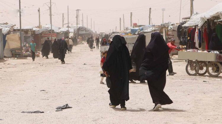 Rêveberiya Xweser jinek û 3 zarokên DAIŞê radestî Brîtanyayê kirin