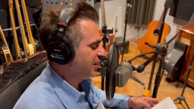 Teoman’dan Cumartesi Anneleri’ne Şarkı