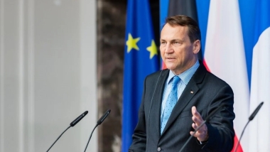 Sikorski: Avrupa yeniden silahlanmalı