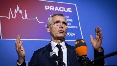 NATO: Ukrayna'nın müttefiklerden aldığı silahları Rusya'ya karşı kullanması meşru müdafaa hakkıdır