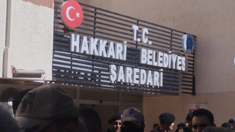 115 nivîskar, helbestvan û hunermendan li ser qeyûman daxuyanî da