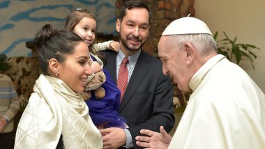 Papa'dan ünlü Kürt opera sanatçısına ödül