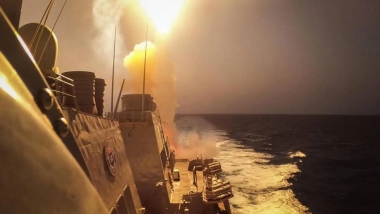 Husiler: ABD'ye ait bir uçak gemisini vurduk