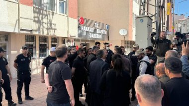 Kayyum belediye meclis üyelerinin binaya girişini engelledi