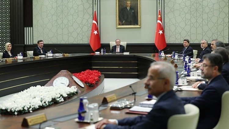Siyaset kulislerine düşen bomba iddia: Kabine bu gece değişiyor mu?