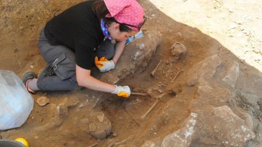 Diyarbakır'da eski taş ocağındaki kazıda 60 çocuk mezarı bulundu
