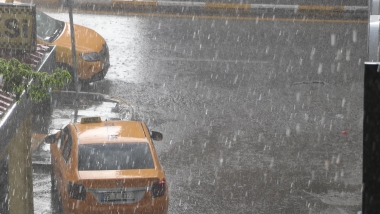 Van'da sağanak: Yollar göle döndü
