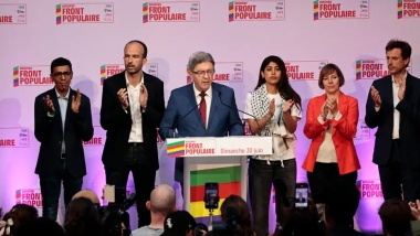 Fransa'da sol ittifak sürpriz yaptı