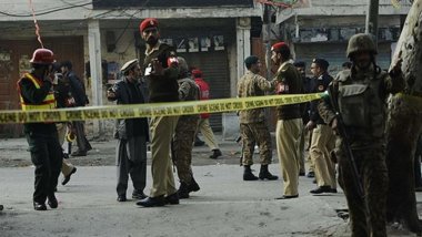 Pakistan'daki bombalı saldırıda onlarca asker öldü ve yaralandı