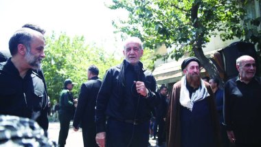 Pezeşkiyan kısıtlamaları hafifletme sözü verdikten sonra muhafazakarlarla flört ediyor