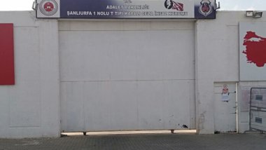 Kendini yaktığı iddia edilen tutuklu yaşamını yitirdi