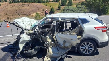 Erzincan'da iki otomobil çarpıştı: 3 ölü, 4 yaralı