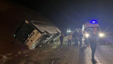 Van otobüsü Sivas'ta kaza yaptı: 24 yaralı