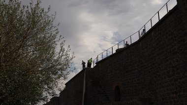 UNESCO listesindeki Diyarbakır Surları’na demir korkuluk dikildi!