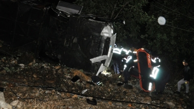 Otobusa ku diçû Semsûrê wergeriya: Bi dehan birîndar hene