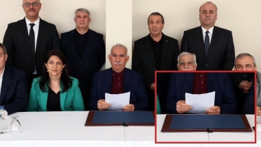 İmralı'da görüntü kaydı iddiası: Öcalan’ın önündeki yaka mikrofonu dikkat çekti