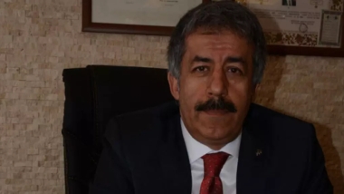 Parlamenterê AK Partiyê: Bêrêziya li hemberî alaya Herêma Kurdistanê sûcekî kîn û nefretê ye