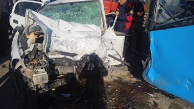 Belediye otobüsü otomobille kafa kafaya çarpıştı: 1 ölü, 4 yaralı