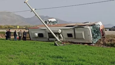Van'da yolcu otobüsü devrildi: 28 yaralı