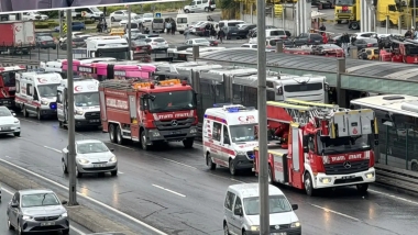 İstanbul’da iki metrobüs çarpıştı: 1 ölü 20 yaralı