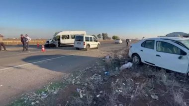 Urfa'da öğretmenleri taşıyan minibüsler çarpıştı: 28 kişi yaralı