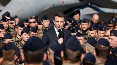 Macron: Fransa, nükleer silahlarının diğer Avrupa ülkelerine konuşlandırılmasına açık