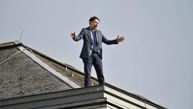 Milletvekili meclis çatısına çıkıp intihar girişiminde bulundu