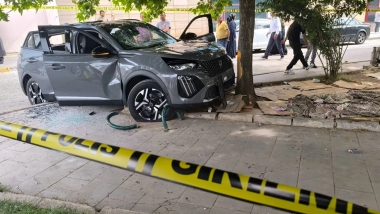 Diyarbakır’da otomobil hastane önünde bekleyen kalabalığa daldı: 1 ölü, 1 yaralı