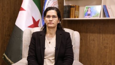 Îlham Ehmed: Rijdbûna Şamê li ser desthilatdariya navendî Sûriyeyê ber bi şerekî navxweyî ve dibe