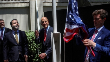 ABD’nin Şam’daki büyükelçi konutunda bayrak yeniden göndere çekildi