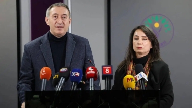 DEM Parti Eş Genel Başkanlarından CHP'li belediyelere operasyon açıklaması