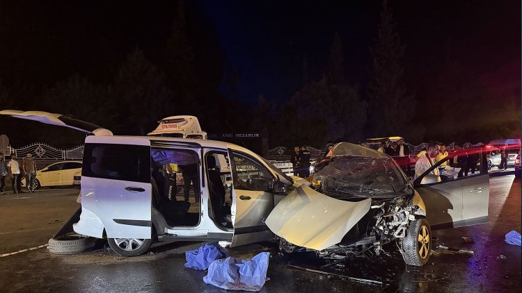 Li Dîlokê 2 otomobîl li hev qelibîn: 5 mirî, 2 birîndar