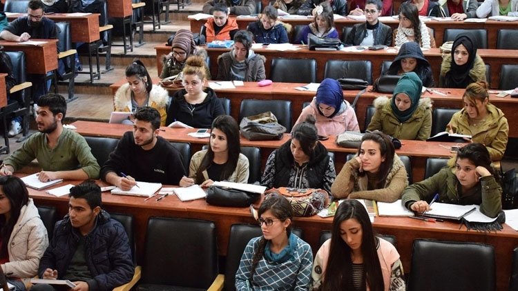 Şandeyeke Wezareta Perwerdeyê ya Sûriyeyê ji bo avakirina navendên ezmûnan serdana Rojava kir