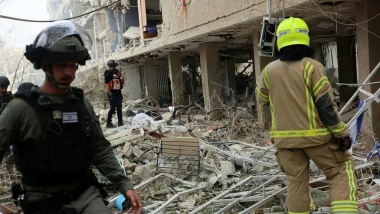 İran İsrail'e füze saldırısı başlattı