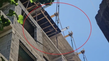 Diyarbakır'da inşaattan düşen 2 işçi hayatını kaybetti