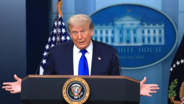 Trump'tan İran'a yeni tehdit: Kesinlikle vururuz!