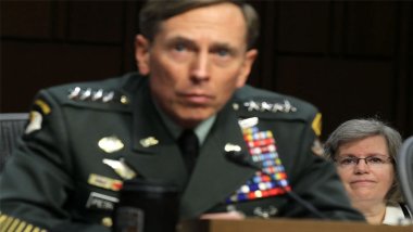 Eski CIA direktörü: İran’ın savunma sistemleri yok edildi, ancak nükleer müzakereler hâlâ gerekli