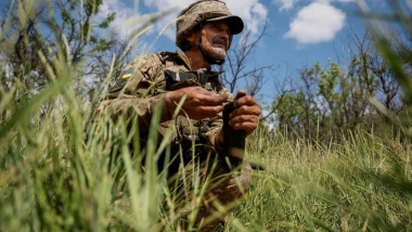 Ukrayna cepheye 'dedeleri' gönderiyor