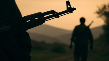 PKK'nin silah bırakma törenine hangi partiler ve dernekler davet edildi?