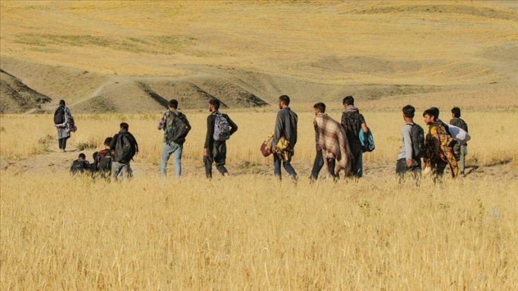 İran bir ayda 450 bin Afgan göçmeni sınır dışı etti