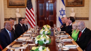 Trump, Netanyahu ile Yemekte: 'İran’a Bir Şans Vermek İsterim'