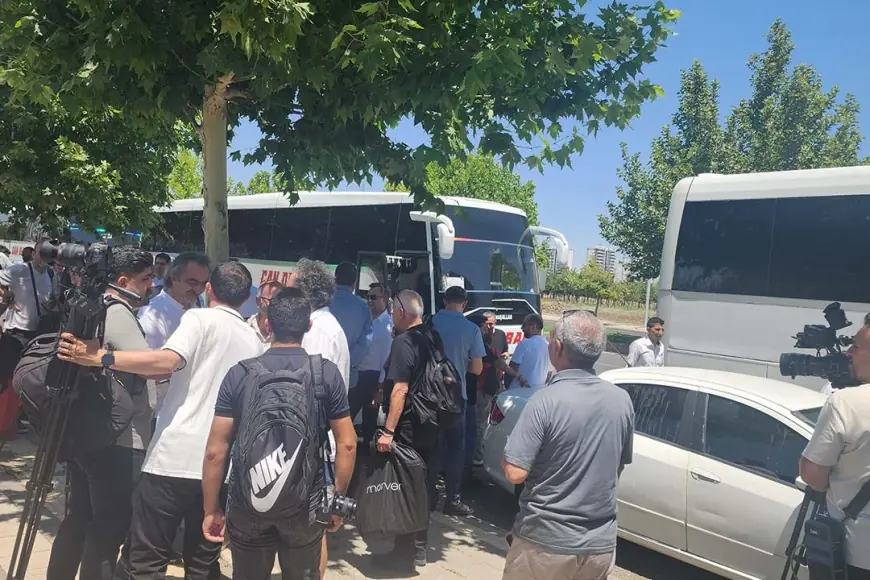 Silah bırakma töreni için Diyarbakır'dan dört otobüs hareket etti