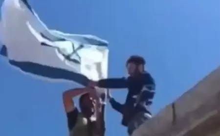 Süveyda’da Suriyeli Dürziler Çatıya İsrail Bayrağı Astı