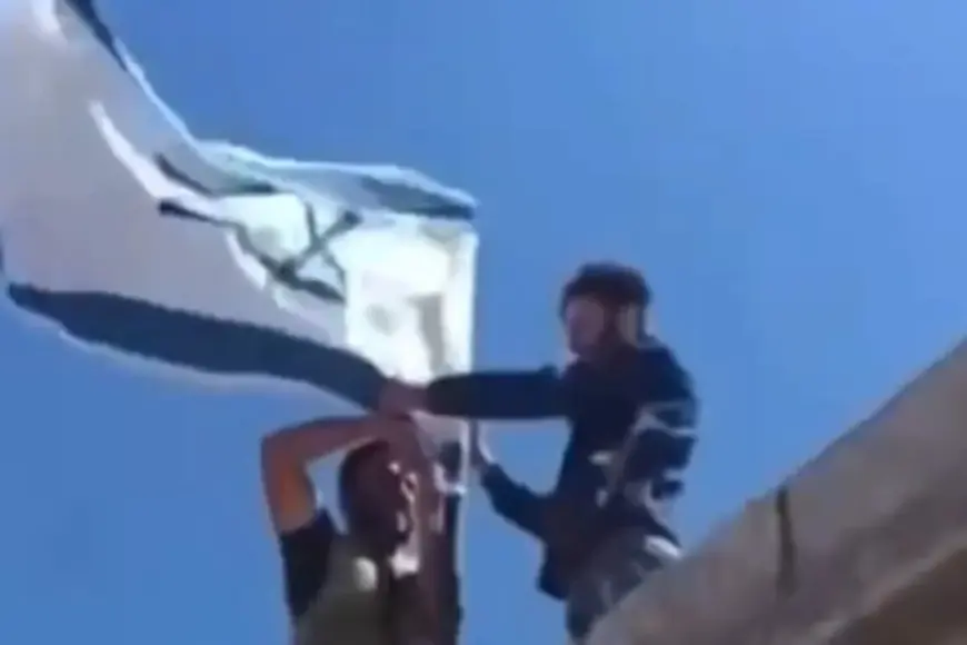 Süveyda’da Suriyeli Dürziler Çatıya İsrail Bayrağı Astı