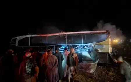 Göçmenleri taşıyan otobüs kaza yapıp alev aldı: 17'si çocuk 76 kişi hayatını kaybetti