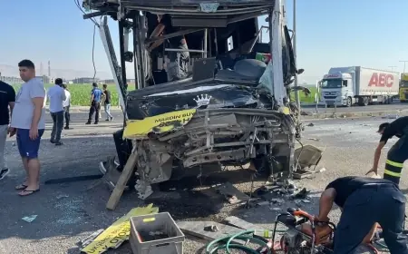 Mardin'de halk otobüsü ile tır çarpıştı: 10 yaralı